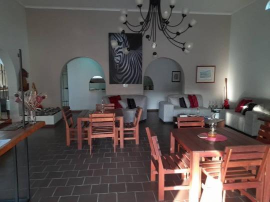 Bush Pillow Guest House Otjiwarongo Exterior photo